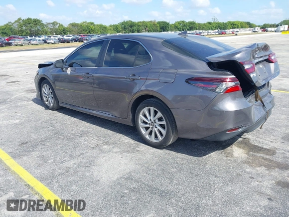 2023 Toyota Camry LE z VIN 4T1C11AK2PU080805, wystawiony jako IAAI lot #42165528 z przebiegiem 28 307 mil mil oraz . Historia ofert i sprzedaży dostępna na DreamBid. Obrazek 3.