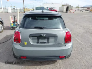 2022 MINI Hardtop Cooper SE z VIN WMW13DJ01N2P85767, wystawiony jako IAAI lot #41921346 z przebiegiem 17 446 mil mil oraz . Historia ofert i sprzedaży dostępna na DreamBid. Obrazek 17.