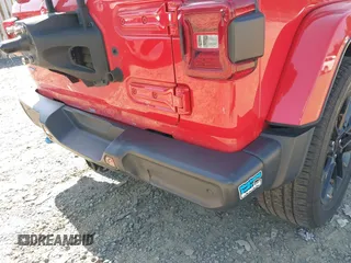2023 Jeep Wrangler Sahara z VIN 1C4JJXP63PW568190, wystawiony jako IAAI lot #42133650 z przebiegiem 32 347 mil mil oraz . Historia ofert i sprzedaży dostępna na DreamBid. Obrazek 6.