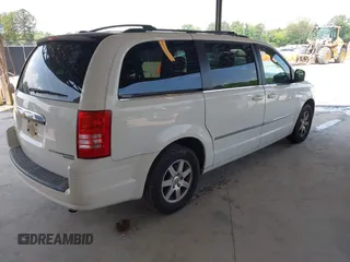 2010 Chrysler Town & Country Touring z VIN 2A4RR5D18AR188314, wystawiony jako IAAI lot #42290075 z przebiegiem 174 120 mil mil oraz . Historia ofert i sprzedaży dostępna na DreamBid. Obrazek 4.