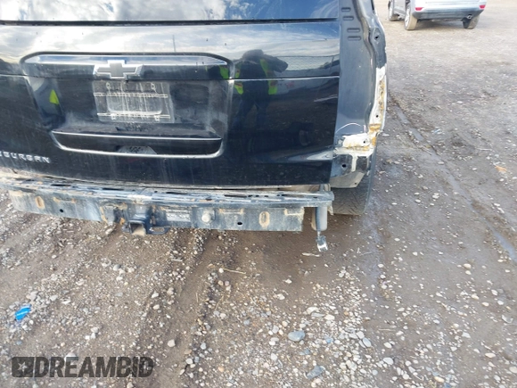 2017 Chevrolet Suburban LT z VIN 1GNSKHKC6HR246168, wystawiony jako IAAI lot #42150327 z przebiegiem Nie podano mil oraz . Historia ofert i sprzedaży dostępna na DreamBid. Obrazek 18.