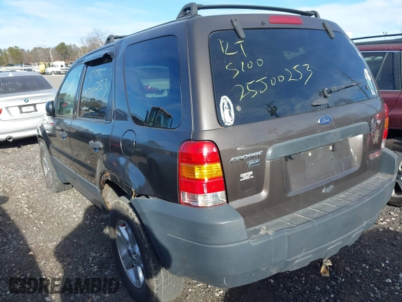 2007 Ford Escape XLT with VIN 1FMYU93157KA19086, listed as a IAAI auction lot 41301417 with 999,999 mi miles. Bid and sale history available at carsss.com. Image 3.