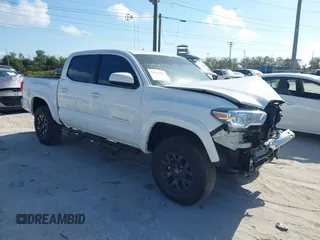 2023 Toyota Tacoma SR5 z VIN 3TMAZ5CN8PM217687, wystawiony jako IAAI lot #41570208 z przebiegiem 11 537 mil mil oraz . Historia ofert i sprzedaży dostępna na DreamBid. Obrazek 1.