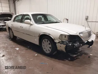 2004 Lincoln Town Car Ultimate z VIN 1LNHM83W74Y640747, wystawiony jako IAAI lot #41612377 z przebiegiem 36 400 mil mil oraz . Historia ofert i sprzedaży dostępna na DreamBid. Obrazek 1.