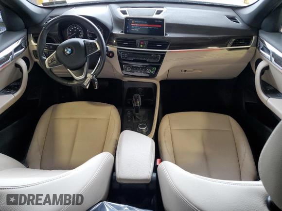 2020 BMW X1 xDrive28i z VIN WBXJG9C09L5P27695, wystawiony jako Copart lot #57039795 z przebiegiem 53 242 mil mil oraz Szkoda całkowita • Salvage title. Historia ofert i sprzedaży dostępna na DreamBid. Obrazek 8.