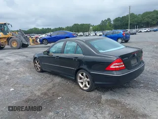 2007 Mercedes-Benz C 230 Sport z VIN WDBRF52H27E027699, wystawiony jako IAAI lot #42502206 z przebiegiem 184 039 mil mil oraz . Historia ofert i sprzedaży dostępna na DreamBid. Obrazek 3.