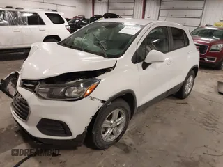 2020 Chevrolet Trax LS z VIN KL7CJKSB0LB318257, wystawiony jako IAAI lot #42080139 z przebiegiem 59 616 mil mil oraz . Historia ofert i sprzedaży dostępna na DreamBid. Obrazek 2.