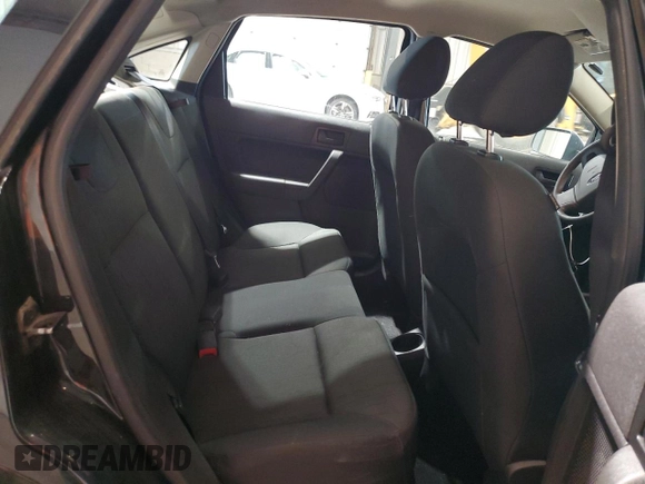 2008 Ford Focus SE z VIN 1FAHP35N98W121449, wystawiony jako Copart lot #60323735 z przebiegiem 83 990 mil mil oraz Czysty tytuł • Clean title. Historia ofert i sprzedaży dostępna na DreamBid. Obrazek 10.