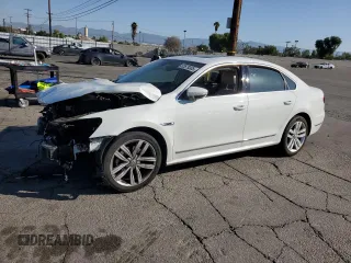2017 Volkswagen Passat SEL Premium z VIN 1VWCM7A30HC080684, wystawiony jako Copart lot #52679305 z przebiegiem 57 677 mil mil oraz Szkoda całkowita • Salvage title. Historia ofert i sprzedaży dostępna na DreamBid. Obrazek 1.
