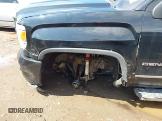 2016 GMC Sierra 2500HD Denali z VIN 1GT12UE84GF259750, wystawiony jako IAAI lot #42221632 z przebiegiem 201 055 mil mil oraz . Historia ofert i sprzedaży dostępna na DreamBid. Obrazek 6.