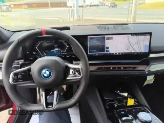 2024 BMW i5 M60 z VIN WBY43FK05RCR29359, wystawiony jako Copart lot #77178394 z przebiegiem 45 mil mil oraz Szkody całkowita. Historia ofert i sprzedaży dostępna na DreamBid. Obrazek 9.