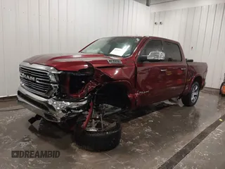 2020 Ram 1500 Laramie z VIN 1C6SRFJT5LN109384, wystawiony jako IAAI lot #42290125 z przebiegiem 73 629 mil mil oraz . Historia ofert i sprzedaży dostępna na DreamBid. Obrazek 2.