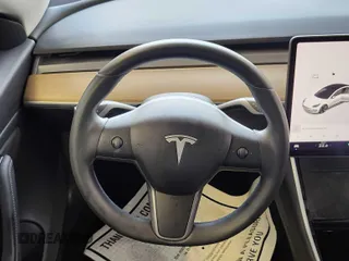 2020 Tesla Model 3 Long Range z VIN 5YJ3E1EB0LF636678, wystawiony jako IAAI lot #42575821 z przebiegiem 65 515 mil mil oraz . Historia ofert i sprzedaży dostępna na DreamBid. Obrazek 30.