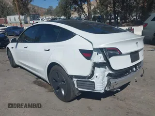 2022 Tesla Model 3 Long Range z VIN 5YJ3E1EB8NF212930, wystawiony jako IAAI lot #41658127 z przebiegiem 43 773 mil mil oraz . Historia ofert i sprzedaży dostępna na DreamBid. Obrazek 3.