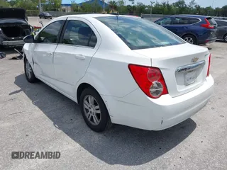2016 Chevrolet Sonic LT z VIN 1G1JC5SH6G4138083, wystawiony jako IAAI lot #42224466 z przebiegiem 170 619 mil mil oraz . Historia ofert i sprzedaży dostępna na DreamBid. Obrazek 3.