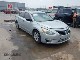 2015 Nissan Altima 2.5 SL with VIN 1N4AL3APXFC570268, listed as a IAAI auction lot 41797735 with 112,808 mi miles. Bid and sale history available at carsss.com. Image 1.