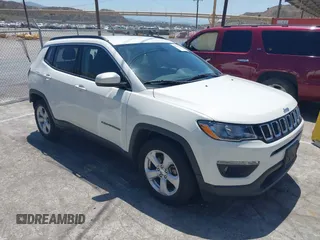 2020 Jeep Compass Latitude z VIN 3C4NJCBB6LT212525, wystawiony jako IAAI lot #42558589 z przebiegiem Nie podano mil oraz . Historia ofert i sprzedaży dostępna na DreamBid. Obrazek 1.