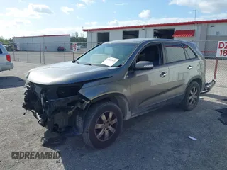 2013 Kia Sorento LX z VIN 5XYKT3A17DG419777, wystawiony jako IAAI lot #42083632 z przebiegiem 146 305 mil mil oraz . Historia ofert i sprzedaży dostępna na DreamBid. Obrazek 2.