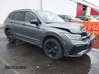 2024 Volkswagen Tiguan SE R-Line Black с VIN 3VV8B7AX8RM141105, выставлен на аукционе IAAI как лот 40923212 с пробегом 2 698 миль миль и . История ставок и продаж доступна на DreamBid. Изображение 1.