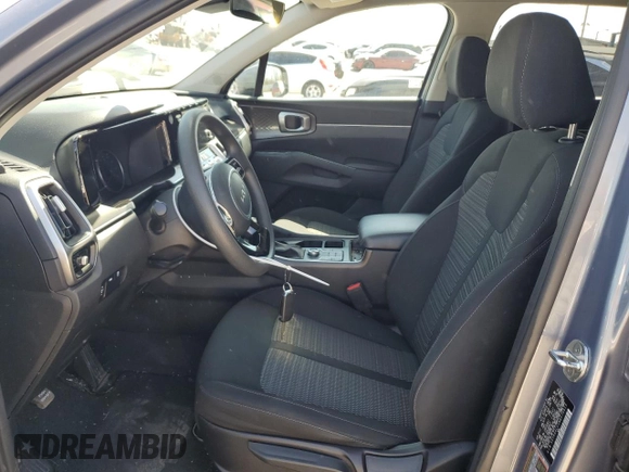 2022 Kia Sorento LX z VIN 5XYRG4LC2NG076613, wystawiony jako Copart lot #47830665 z przebiegiem 61 783 mil mil oraz Szkoda całkowita • Salvage title. Historia ofert i sprzedaży dostępna na DreamBid. Obrazek 7.