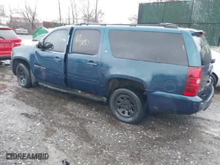 2007 Chevrolet Suburban LTZ with VIN 3GNFC16087G164902, listed as a IAAI auction lot 40918783 with 999,999 mi miles. Bid and sale history available at carsss.com. Image 3.