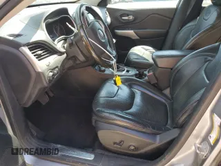 2016 Jeep Cherokee Overland z VIN 1C4PJMJSXGW300719, wystawiony jako Copart lot #58216665 z przebiegiem 128 016 mil mil oraz Szkoda całkowita • Salvage title. Historia ofert i sprzedaży dostępna na DreamBid. Obrazek 7.