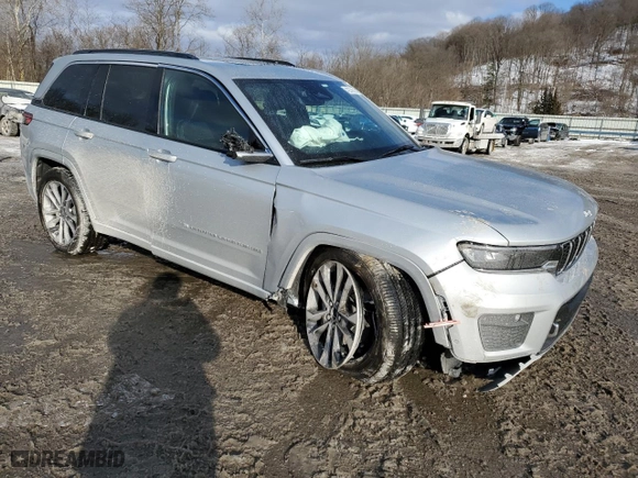 2024 Jeep Grand Cherokee Overland with VIN 1C4RJHDG8R8598461, listed as a Copart auction lot 42279685 with 1,677 mi miles and Salvage Title. Bid and sale history available at carsss.com. Image 4.