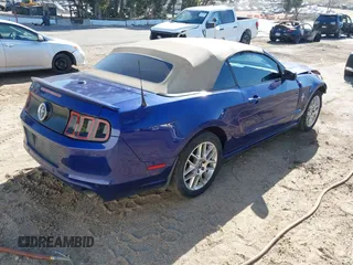 2014 Ford Mustang V6 z VIN 1ZVBP8EM5E5315477, wystawiony jako IAAI lot #42222514 z przebiegiem 215 618 mil mil oraz . Historia ofert i sprzedaży dostępna na DreamBid. Obrazek 4.