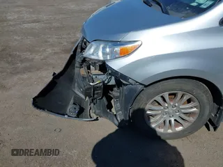 2017 Toyota Sienna XLE Auto Access Seat with VIN 5TDYZ3DC0HS784509, listed as a IAAI auction lot 41725664 with 69,990 mi miles. Bid and sale history available at carsss.com. Image 17.