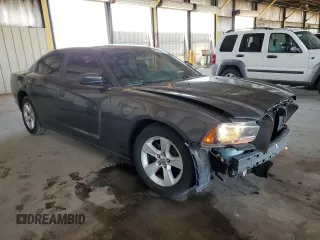 2013 Dodge Charger SE z VIN 2C3CDXBG4DH735185, wystawiony jako Copart lot #56763685 z przebiegiem 119 640 mil mil oraz Szkody całkowita. Historia ofert i sprzedaży dostępna na DreamBid. Obrazek 4.