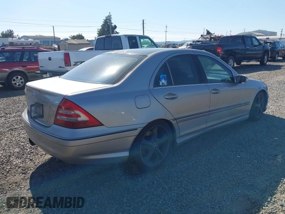 2005 Mercedes-Benz C 230 Kompressor z VIN WDBRF40J45F724055, wystawiony jako IAAI lot #42362897 z przebiegiem 234 922 mil mil oraz . Historia ofert i sprzedaży dostępna na DreamBid. Obrazek 4.