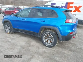 2022 Jeep Cherokee Trailhawk z VIN 1C4PJMBX1ND539319, wystawiony jako IAAI lot #41811178 z przebiegiem 49 922 mil mil oraz . Historia ofert i sprzedaży dostępna na DreamBid. Obrazek 3.