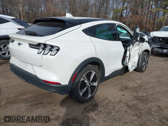 2022 Ford Mustang Mach-E Select z VIN 3FMTK1SS4NMA16858, wystawiony jako IAAI lot #41609839 z przebiegiem 46 462 mil mil oraz . Historia ofert i sprzedaży dostępna na DreamBid. Obrazek 4.
