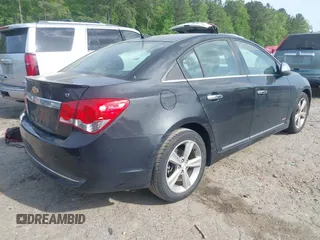 2014 Chevrolet Cruze 2LT z VIN 1G1PE5SB2E7320522, wystawiony jako IAAI lot #42073346 z przebiegiem 116 427 mil mil oraz . Historia ofert i sprzedaży dostępna na DreamBid. Obrazek 4.