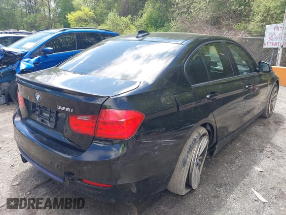 2015 BMW 3 Series 328i xDrive с VIN WBA3B5G55FNS18689, выставлен на аукционе IAAI как лот 42188139 с пробегом 90 612 миль миль и . История ставок и продаж доступна на DreamBid. Изображение 4.
