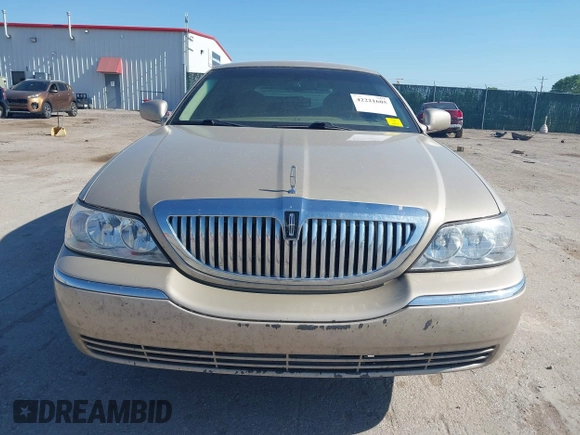 2006 Lincoln Town Car Signature Limited z VIN 1LNHM82V26Y628467, wystawiony jako IAAI lot #42221605 z przebiegiem 249 382 mil mil oraz . Historia ofert i sprzedaży dostępna na DreamBid. Obrazek 6.