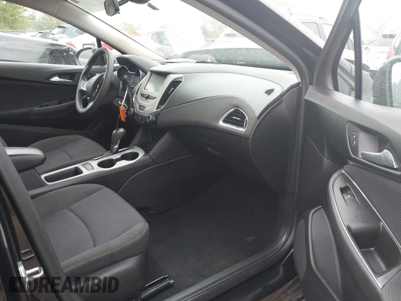 2017 Chevrolet Cruze LS z VIN 1G1BC5SM2H7223276, wystawiony jako IAAI lot #42188962 z przebiegiem 102 796 mil mil oraz . Historia ofert i sprzedaży dostępna na DreamBid. Obrazek 5.