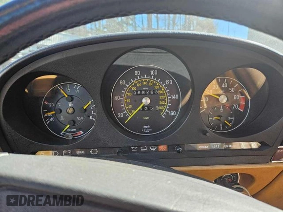 1987 Mercedes-Benz 560 SL z VIN WDBBA48D5HA061899, wystawiony jako Copart lot #45910515 z przebiegiem 68 293 mil mil oraz Czysty tytuł • Clean title. Historia ofert i sprzedaży dostępna na DreamBid. Obrazek 8.