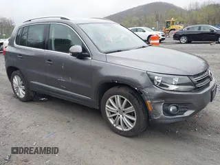 2013 Volkswagen Tiguan SE z VIN WVGAV7AX9DW547633, wystawiony jako IAAI lot #42009704 z przebiegiem 51 826 mil mil oraz . Historia ofert i sprzedaży dostępna na DreamBid. Obrazek 1.