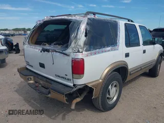 1999 Chevrolet Blazer Trailblazer z VIN 1GNDT13W4X2208791, wystawiony jako IAAI lot #42281876 z przebiegiem 261 605 mil mil oraz . Historia ofert i sprzedaży dostępna na DreamBid. Obrazek 6.