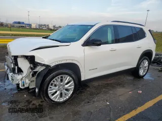2024 GMC Acadia FWD Elevation z VIN 1GKENKKS7RJ171373, wystawiony jako Copart lot #68134624 z przebiegiem 1632 mil mil oraz Szkody całkowita. Historia ofert i sprzedaży dostępna na DreamBid. Obrazek 1.