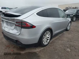 2017 Tesla Model X 90D z VIN 5YJXCDE23HF067843, wystawiony jako IAAI lot #42347649 z przebiegiem Nie podano mil oraz . Historia ofert i sprzedaży dostępna na DreamBid. Obrazek 4.
