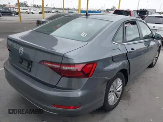 2020 Volkswagen Jetta S z VIN 3VWCB7BUXLM069700, wystawiony jako IAAI lot #42373109 z przebiegiem 66 141 mil mil oraz . Historia ofert i sprzedaży dostępna na DreamBid. Obrazek 4.