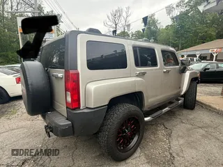 2006 Hummer H3 z VIN 5GTDN136268141339, wystawiony jako Copart lot #57709435 z przebiegiem 93 683 mil mil oraz Tytuł czysty. Historia ofert i sprzedaży dostępna na DreamBid. Obrazek 4.