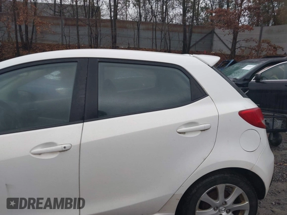 2012 Mazda 2 Touring z VIN JM1DE1LY4C0141202, wystawiony jako IAAI lot #41051663 z przebiegiem 160 364 mil mil oraz . Historia ofert i sprzedaży dostępna na DreamBid. Obrazek 14.