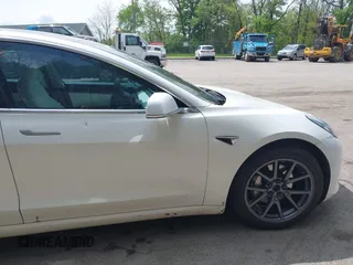 2020 Tesla Model 3 Long Range z VIN 5YJ3E1EB0LF712545, wystawiony jako IAAI lot #42198461 z przebiegiem 22 322 mil mil oraz . Historia ofert i sprzedaży dostępna na DreamBid. Obrazek 22.