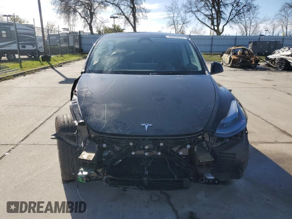 2025 Tesla Model Y Long Range with VIN 7SAYGDEDXSF239628, listed as a Copart auction lot 45468295 with 6,068 mi miles and Salvage Title. Bid and sale history available at DreamBid. Image 5.