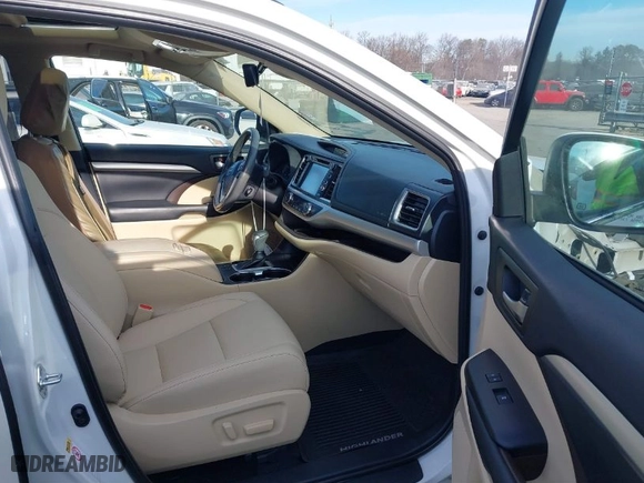 2019 Toyota Highlander SE with VIN 5TDKZRFH0KS315218, listed as a IAAI auction lot 41666981 with 45,218 mi miles. Bid and sale history available at carsss.com. Image 5.