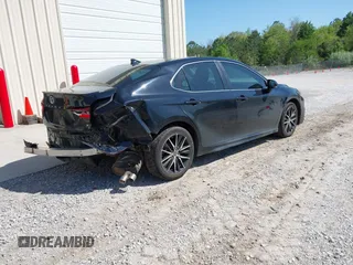 2022 Toyota Camry SE z VIN 4T1G11AK0NU657071, wystawiony jako IAAI lot #41991413 z przebiegiem 86 272 mil mil oraz . Historia ofert i sprzedaży dostępna na DreamBid. Obrazek 4.