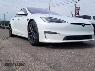 2022 Tesla Model S z VIN 5YJSA1E56NF472017, wystawiony jako Copart lot #67321925 z przebiegiem 59 665 mil mil oraz Czysty tytuł • Clean title. Historia ofert i sprzedaży dostępna na DreamBid. Obrazek 1.